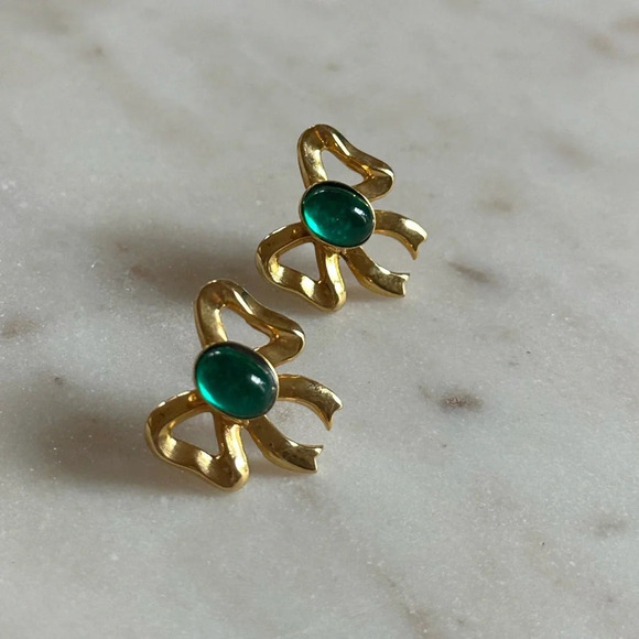 Vintage Gold Tone Bow Earrings Green Stone Coquette Dainty - Picture 5 of 7